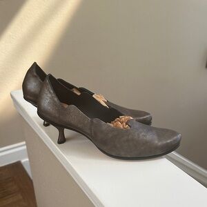 CYDWOQ Root Women’s Grey/Gold/Black Kitten Heel Pumps Sz 38 NIB